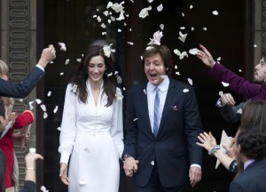 171399-singer-paul-mccartney-and-his-bride-nancy-shevell-are-showered-in-conf.jpg